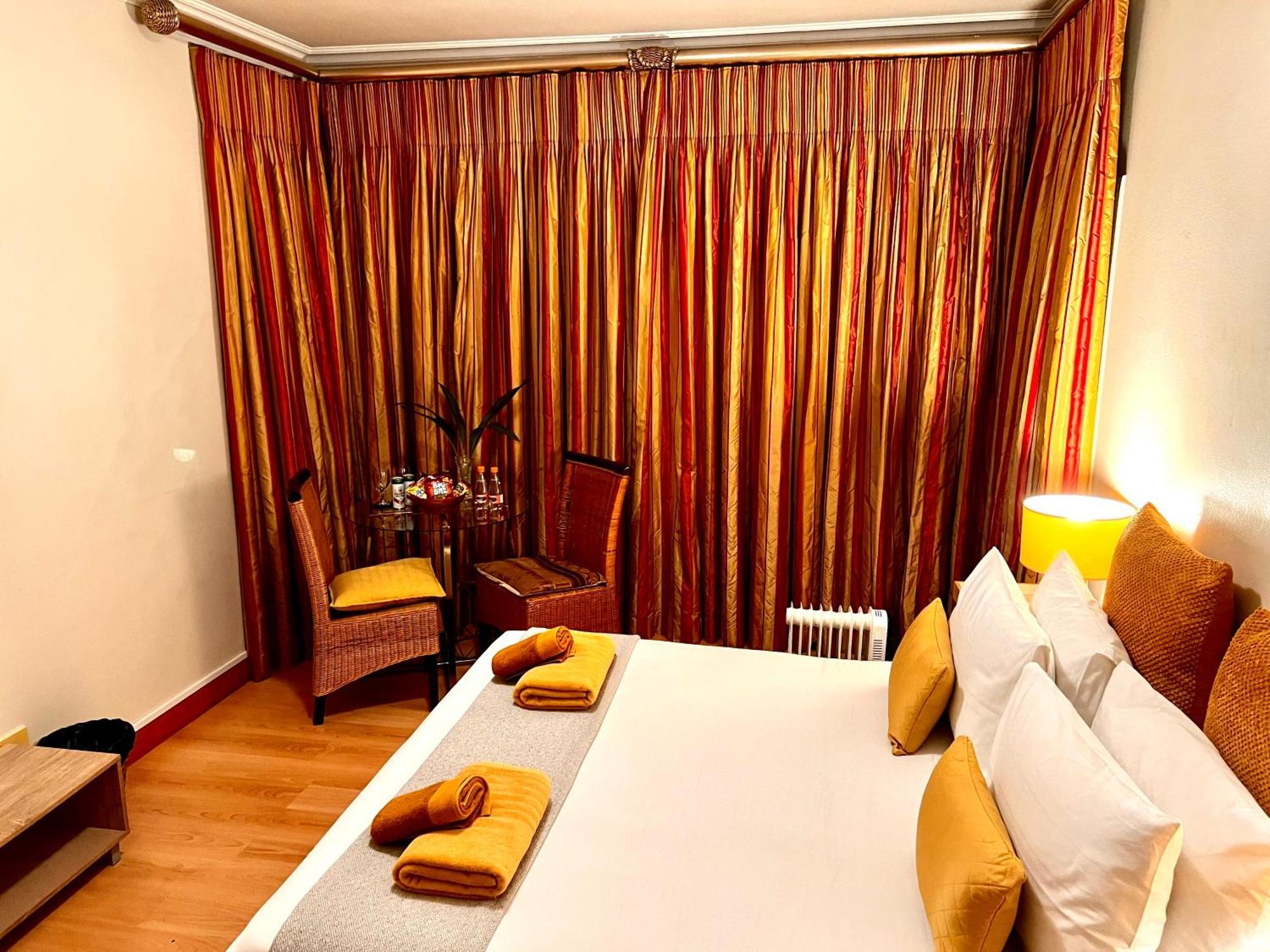 27A On Angus Hotel Йоханесбург Екстериор снимка